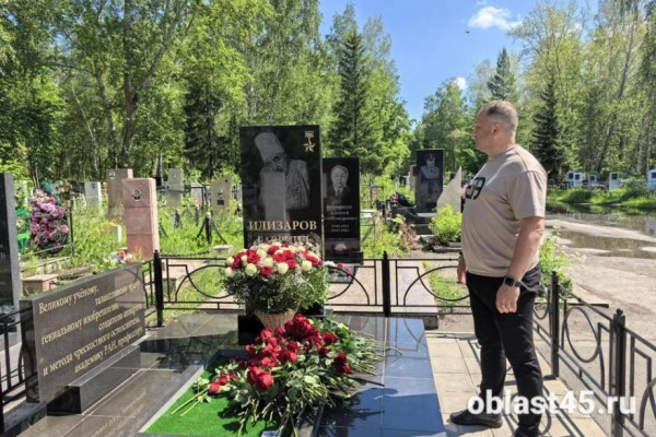 Скрипка и карты: какими ещё воспоминаниями о великом дедушке поделились внуки Илизарова в Кургане Скрипка и карты: какими ещё воспоминаниями о великом дедушке поделились внуки Илизарова в Кургане