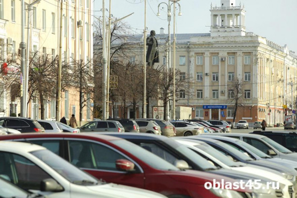 В Кургане 15 и 16 июня запретят парковку на площади имени Ленина