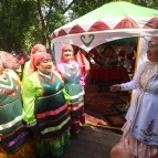 
											Многообразие национальных костюмов, царь-кокошники и ароматы разносолов &ndash; все это масштабный региональный фестиваль &laquo;Русское поле&raquo;									