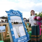 
											В этнографическом комплексе &laquo;Белозерская слобода&raquo; прошел второй день фестиваля &laquo;Русское поле&raquo; 									