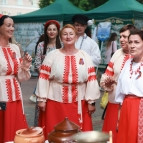 
											Многообразие национальных костюмов, царь-кокошники и ароматы разносолов &ndash; все это масштабный региональный фестиваль &laquo;Русское поле&raquo;									