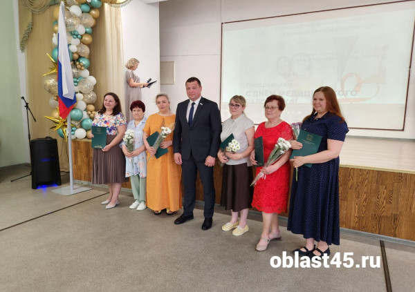 От школьной парты - к белому халату: в Кургане чествовали детских врачей От школьной парты - к белому халату: в Кургане чествовали детских врачей