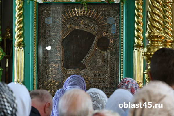 Сотни паломников со всей России приехали в Чимеево на праздник Казанской иконы Божией Матери Сотни паломников со всей России приехали в Чимеево на праздник Казанской иконы Божией Матери