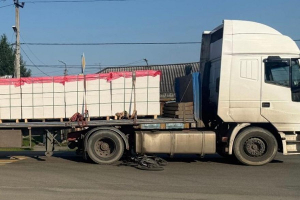 В Курганской области ребёнок на велосипеде попал под колёса грузовика В Курганской области ребёнок на велосипеде попал под колёса грузовика