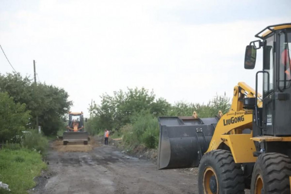 В Кургане ремонтируют грунтовые дороги в Восточном В Кургане ремонтируют грунтовые дороги в Восточном