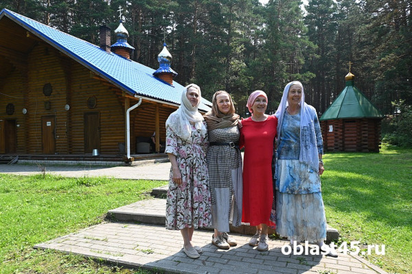 Сотни паломников со всей России приехали в Чимеево на праздник Казанской иконы Божией Матери Сотни паломников со всей России приехали в Чимеево на праздник Казанской иконы Божией Матери