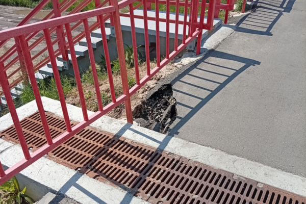 Обвалившийся тротуар на мосту в Кургане отремонтируют до осени Обвалившийся тротуар на мосту в Кургане отремонтируют до осени