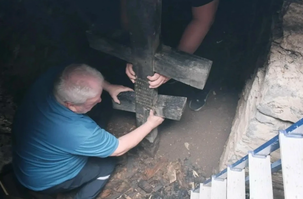 В Ессентуках при разборе сгоревшего храма нашли крест, заложенный в 19 веке