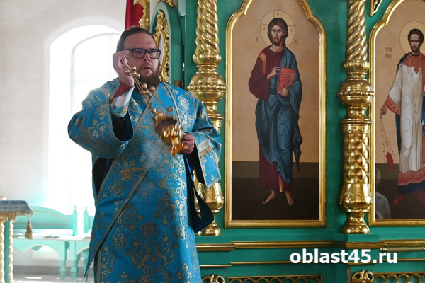 Сотни паломников со всей России приехали в Чимеево на праздник Казанской иконы Божией Матери Сотни паломников со всей России приехали в Чимеево на праздник Казанской иконы Божией Матери