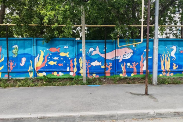 В Кургане художники превратили бетонный забор в Рябково в произведение искусства