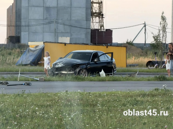 ДТП на Фарафонова в Кургане: водитель Kia врезался во встречный Mercedes