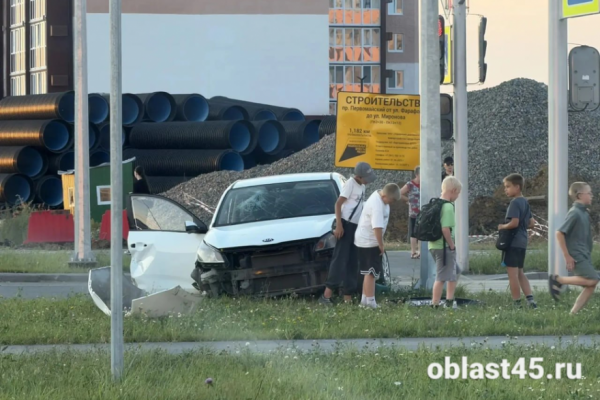 ДТП на Фарафонова в Кургане: водитель Kia врезался во встречный Mercedes