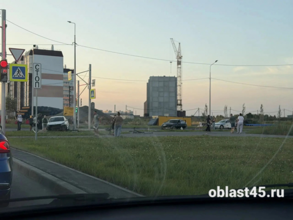 ДТП на Фарафонова в Кургане: водитель Kia врезался во встречный Mercedes