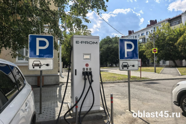 Станцию быстрой зарядки электромобилей установили на площади Кургана Станцию быстрой зарядки электромобилей установили на площади Кургана