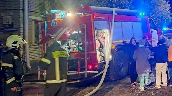 В Кургане спасли 50 жильцов пятиэтажного дома, где горела квартира В Кургане спасли 50 жильцов пятиэтажного дома, где горела квартира