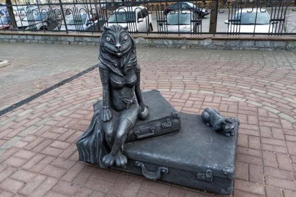 Скульптура кошки с женской грудью вернется в Курган Скульптура кошки с женской грудью вернется в Курган