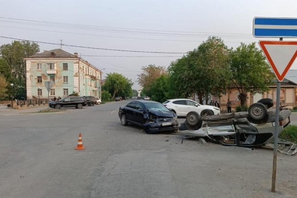 Вверх колёсами: в Шадринске дама на ВАЗе не уступил дорогу &laquo;Тойоте&raquo;