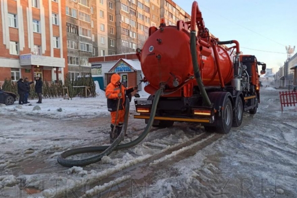 В Кургане коммунальщики устраняют аварию, из-за которой затопило двор