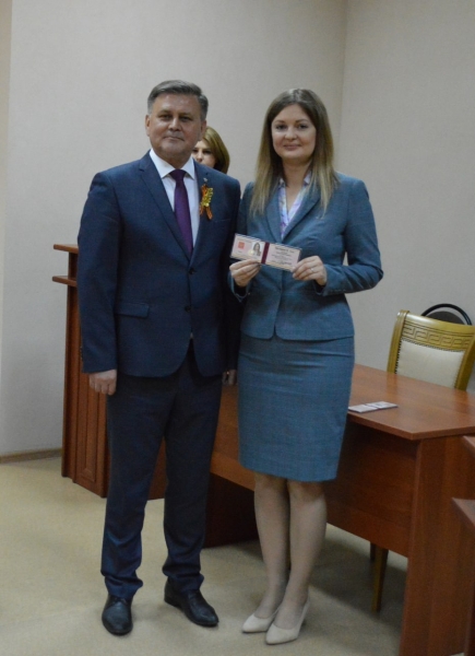 В Курганской области 5 новых судей получили служебные удостоверения
