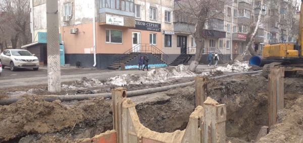 В Кургане коммунальщики извлекают на свет то, что раньше было трубами В Кургане коммунальщики извлекают на свет то, что раньше было трубами