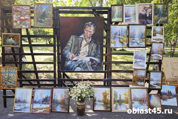 Курганцы в день рождения Василия Шукшина взялись за кисти Курганцы в день рождения Василия Шукшина взялись за кисти