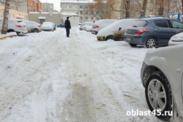 Мэрия Кургана запретила на ночь парковать машины у обочин