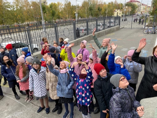  Курганские школьники запустили в небо больше 200 шаров