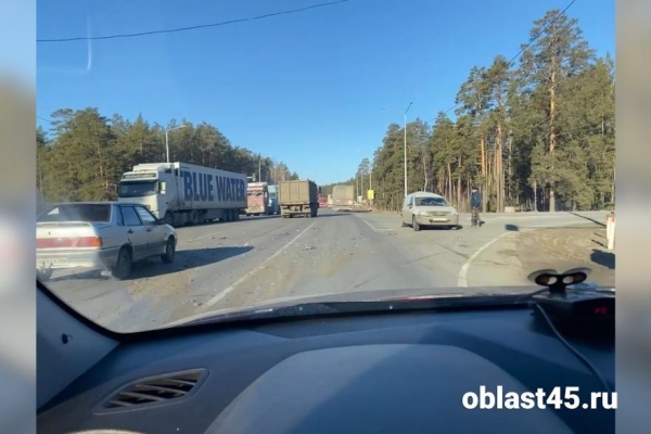В Кургане МАЗ смял в гармошку &laquo;Ладу&raquo;