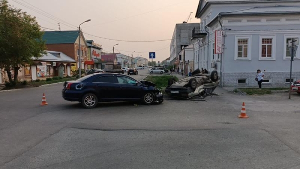 Вверх колёсами: в Шадринске дама на ВАЗе не уступил дорогу &laquo;Тойоте&raquo;