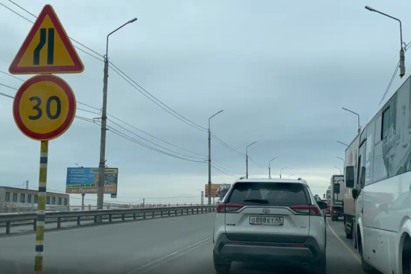 В Кургане на Некрасовском мосту вместо обещанного ремонта - пробки В Кургане на Некрасовском мосту вместо обещанного ремонта - пробки