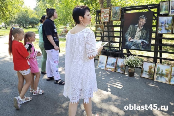 Курганцы в день рождения Василия Шукшина взялись за кисти Курганцы в день рождения Василия Шукшина взялись за кисти