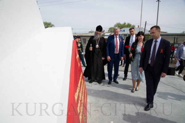 В Кургане открыли обелиск легендарному вертолету МИ-8 В Кургане открыли обелиск легендарному вертолету МИ-8