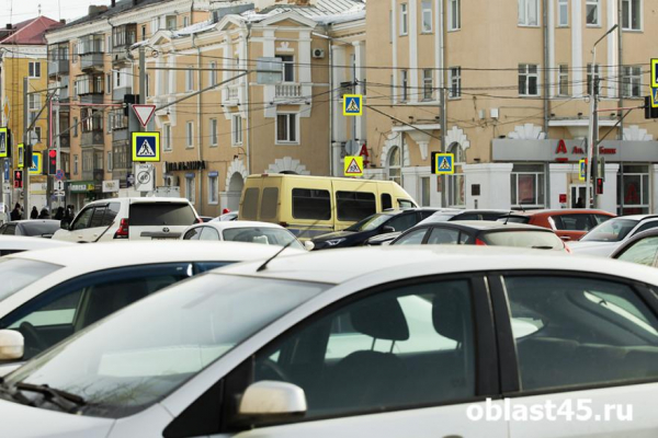 В центре Кургана закрыли две парковки и улицу