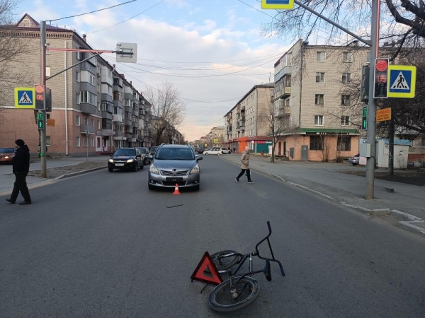 В Кургане под колёса «Тойоты» попал школьник на велосипеде В Кургане под колёса «Тойоты» попал школьник на велосипеде