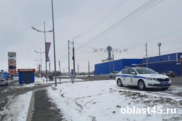 В Кургане полицейские окружили торговый центр В Кургане полицейские окружили торговый центр