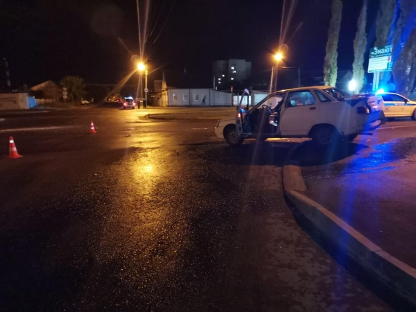 В Шадринске два автомобиля не разъехались ночью на перекрестке