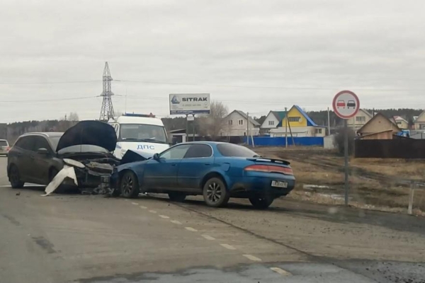 Через двойную сплошную: под Курганом непристегнутый водитель врезался в «Тойоту» Через двойную сплошную: под Курганом непристегнутый водитель врезался в «Тойоту»