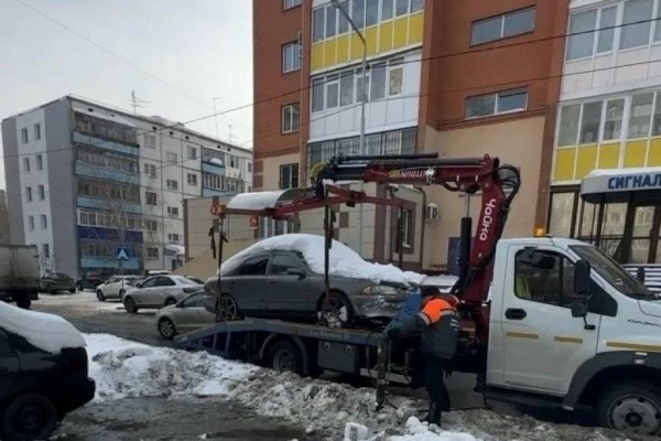 Автомобиль без госномера эвакуировали в Кургане