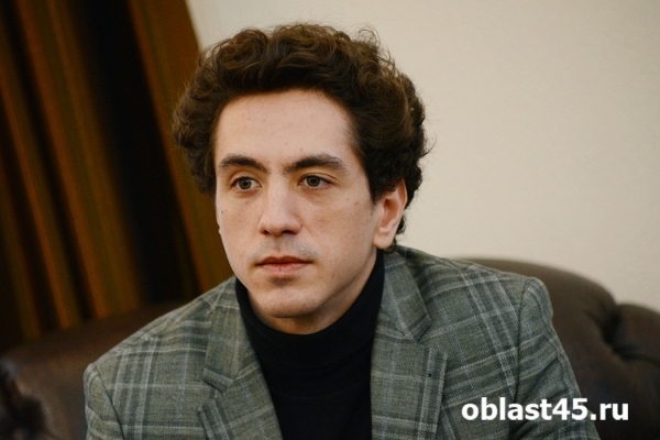 В Кургане молодой пианист выступил с необычной программой В Кургане молодой пианист выступил с необычной программой
