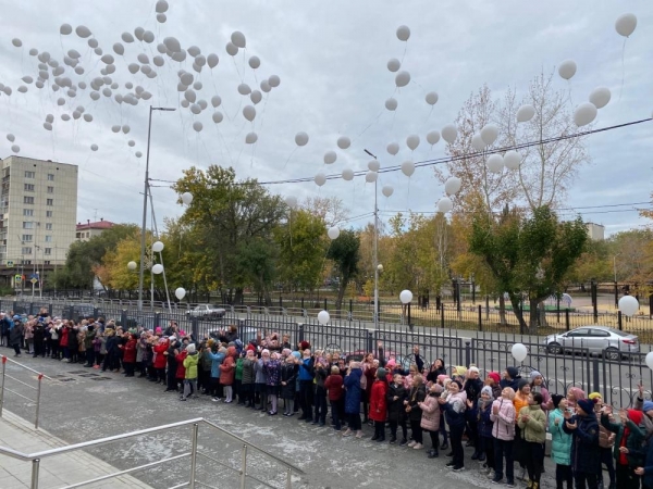  Курганские школьники запустили в небо больше 200 шаров