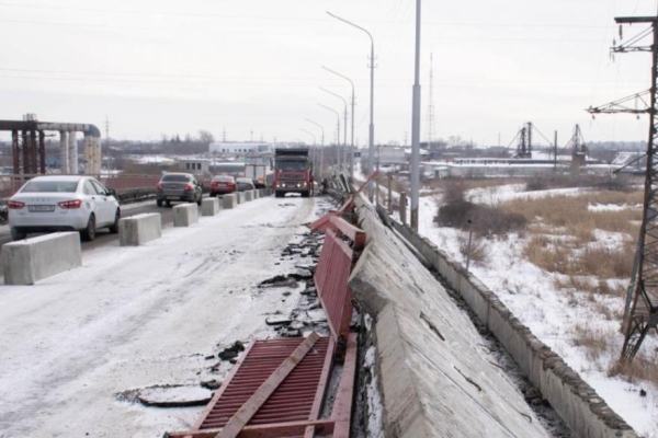 На Чеховском мосту в Кургане начали снимать перила и тротуары