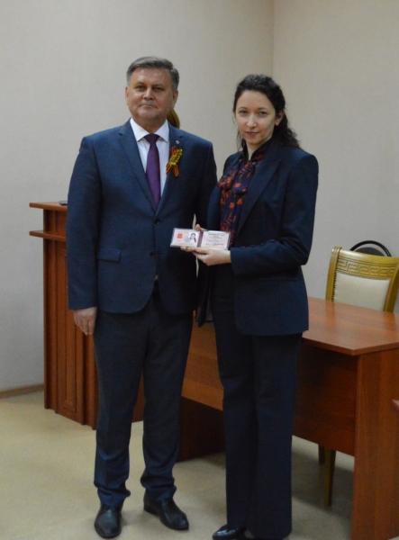 В Курганской области 5 новых судей получили служебные удостоверения
