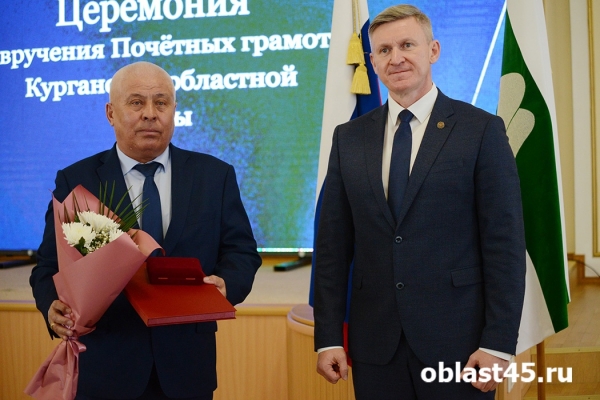 Промышленникам, механизаторам и врачам вручили почетные грамоты Курганской облдумы 