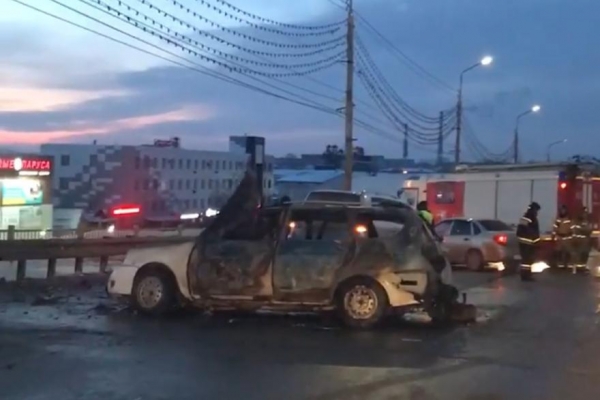 На курганском мосту загорелся автомобиль На курганском мосту загорелся автомобиль