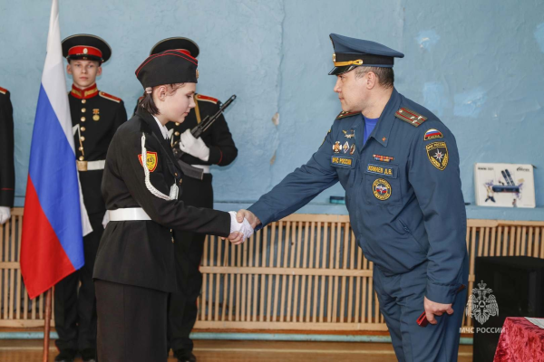 Курганские кадеты МЧС торжественно приняли присягу и получили первые погоны