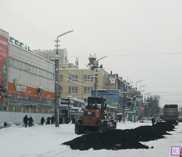 В мэрии Кургана объяснили, почему на Куйбышева дорожное покрытие укладывали прямо на снег В мэрии Кургана объяснили, почему на Куйбышева дорожное покрытие укладывали прямо на снег