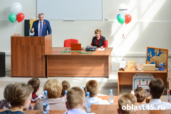 Сенатор РФ Сергей Муратов предложил работу курганским школьникам Сенатор РФ Сергей Муратов предложил работу курганским школьникам