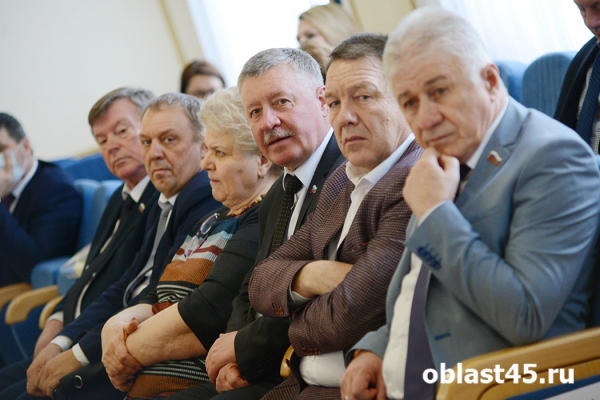 Промышленникам, механизаторам и врачам вручили почетные грамоты Курганской облдумы 