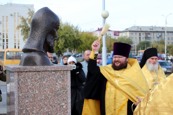 В Кургане освятили памятник Далмату Исетскому В Кургане освятили памятник Далмату Исетскому