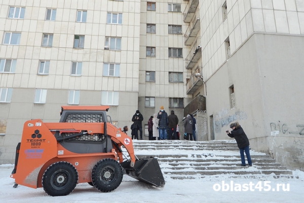 В Кургане «Санитарный патруль» проверил жалобы горожан на нечищеные дворы В Кургане «Санитарный патруль» проверил жалобы горожан на нечищеные дворы
